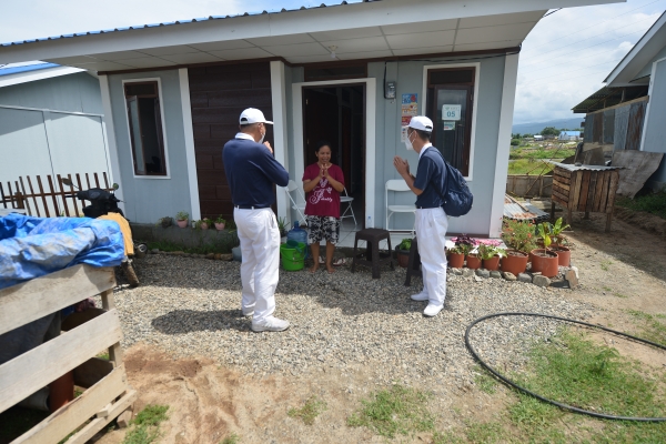 Relawan Tzu Chi, Jodie (kiri) dan Agus (kanan) mengunjungi salah satu rumah warga dan berbincang tentang kendala yang dihadapi warga di rumah baru. Warga mengaku tak mempunyai kendala dan nyaman bisa tinggal di perumahan ini.