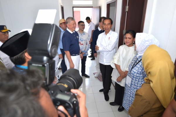 “Yang cepat ini bantuan dari Yayasan Buddha Tzu Chi Indonesia, saya kira model-model seperti ini harus dikembangkan, sehingga pemerintah dan swasta bisa bekerja sama. Saya mengucapkan terima kasih atas nama pemerintah dengan bantuan ini,” ungkap Presiden Joko Widodo.