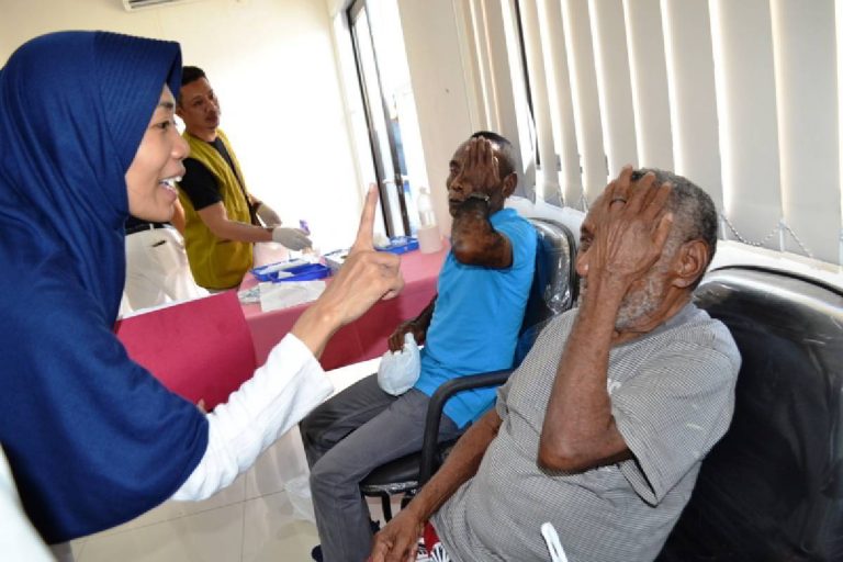 Firemon Ullo, salah satu pasien yang telah dioperasi kataraknya dengan tepat menjawab setiap acungan jari yang ditunjukkan tim medis.