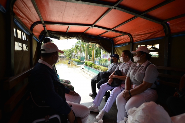 Para relawan berbagi tugas untuk wilayah pengiriman. Relawan dengan menggunakan truk tentara segera mengirimkan paket bantuan ke lokasi-lokasi posko pengungsi dan dapur umum bencana banjir.