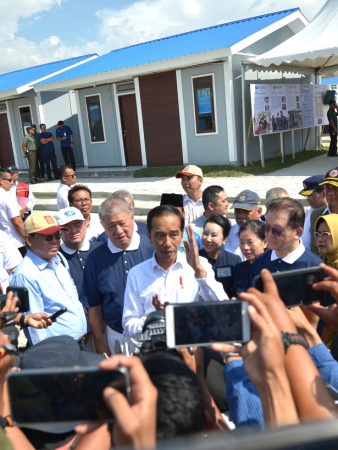Presiden RI Joko Widodo menyampaikan apresiasinya atas pembangunan Perumahan Cinta Kasih Tzu Chi Tadulako yang baik dan cepat. Perumahan ini dibangun untuk menyembuhkan luka warga Palu, Sigi, dan Donggala agar bangkit dan pulih kehidupannya.