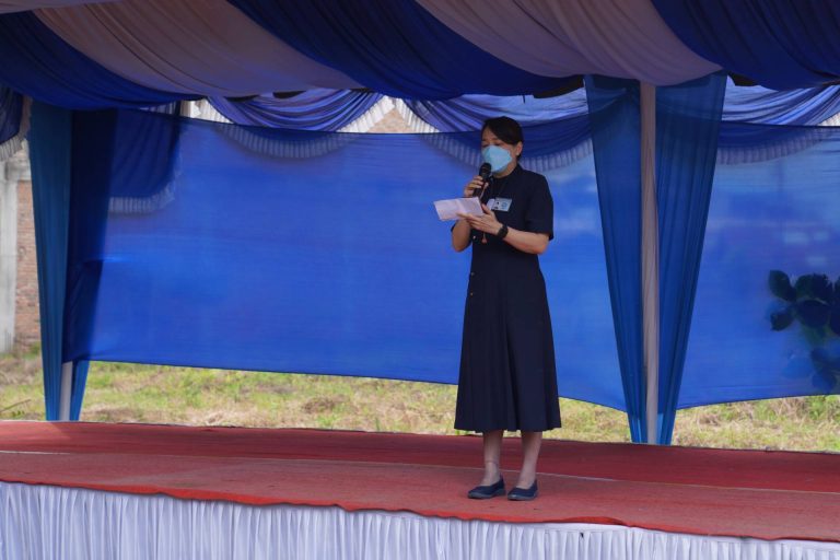 Indrawani mengawali acara dengan menjelaskan tentang pelestarian lingkungan.