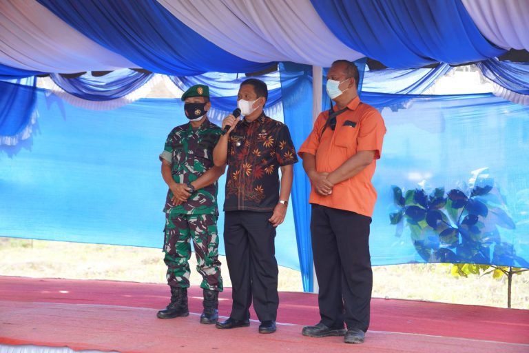 Camat Tanjung Morawa Marianto Irawadi,S.Sos (tengah) memberikan kata sambutan ditemani Kanid Intel Iptu Tigor Silaban mewakili Kapolsek Tanjung Morawa (kanan) dan Danramil 16 Tanjung Morawa Mayor Syarifuddin Manurung (kiri).