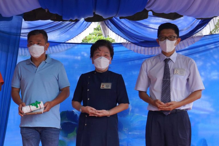 Pak Usin (kiri) setelah memberikan kata sambutan ditemani Lim Ik Ju (tengah) relawan yang selama ini memberikan perhatian kepada relawan Tanjung Morawa dan Hasan Tina (kanan) Ketua He Qi yang membawahi komunitas Hu Ai Mandala.