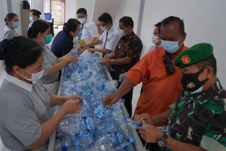 Relawan Tzu Chi menerangkan kepada Camat, Danramil 16 dan Kanid Intel serta para tamu bagaimana proses memilah barang daur ulang.