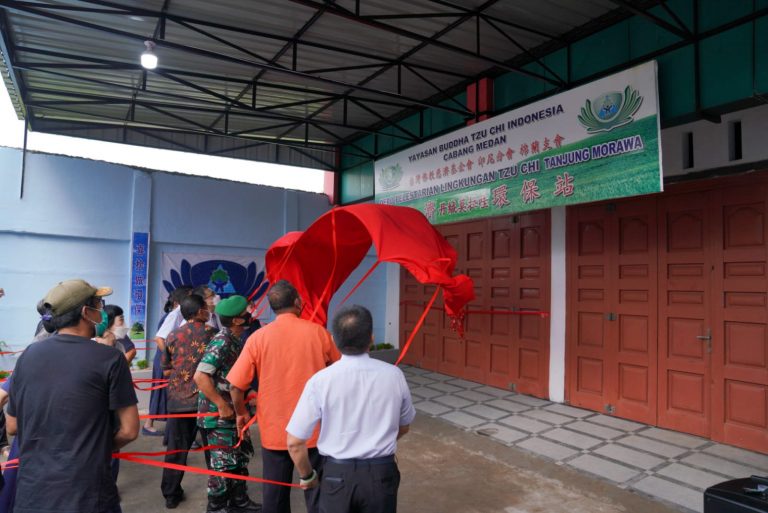 Relawan dan para tamu undangan bersama-sama menarik kain merah sebagai tanda diresmikannya Depo Pelestarian lingkungan Tanjung Morawa.