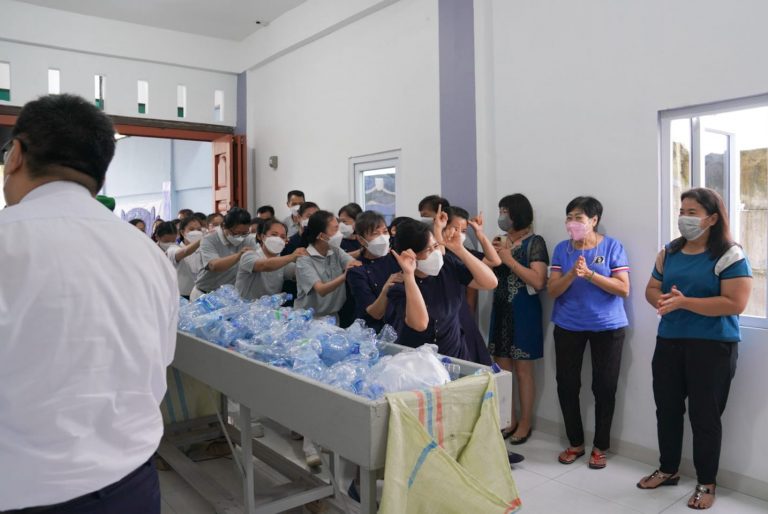 Kebahagiaan jelas terpampang di wajah para relawan Tzu Chi dan warga sekitar.