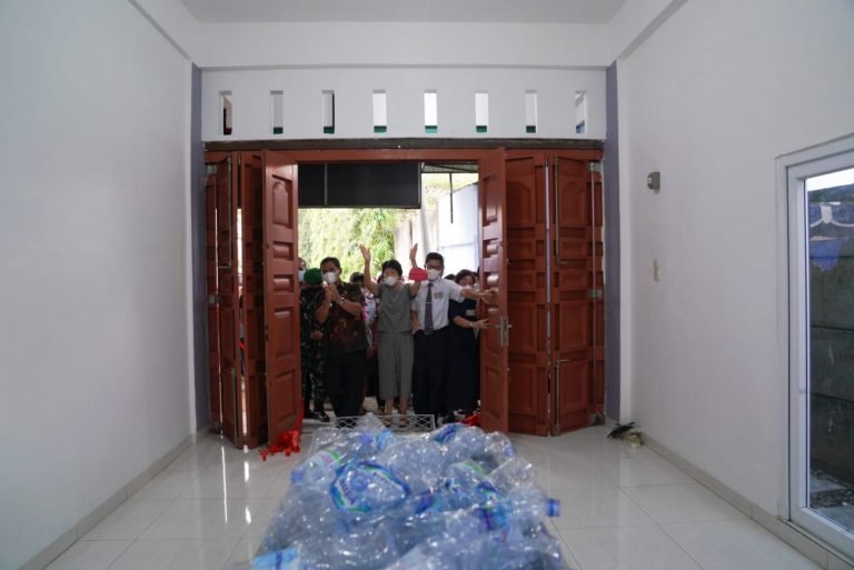 Para tamu undangan berbeondong-bondong memasuki "rumah" baru insan Tzu Chi di Tanjung Morawa.