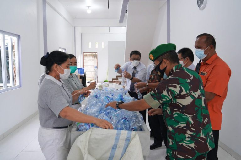 Sebelum dikirim ke depo pusat pengolahan barang daur ulang, setiap depo harus memilah terlebih dahulu barang-barang daur ulang yang berhasil dikumpulkan.