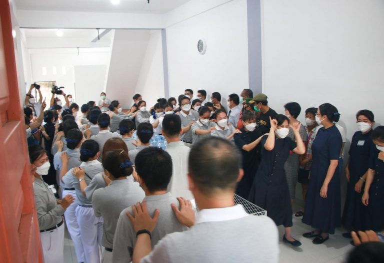 Relawan Tzu Chi turut bersuka-cita diresmikannya depo pelestarian lingkungan ini.