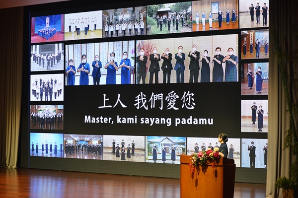 Pada Pemberkahan Akhir Tahun 2021, para relawan Tzu Chi di komunitas membawakan bahasa isyarat tangan yang mengungkapkan perasaan rasa sayang kepada Master Cheng Yen. Para relawan menguatkan tekad dalam bersumbangsih dibarisan Tzu Chi untuk selalu berbuat kebajikan dan menciptakan berkah.