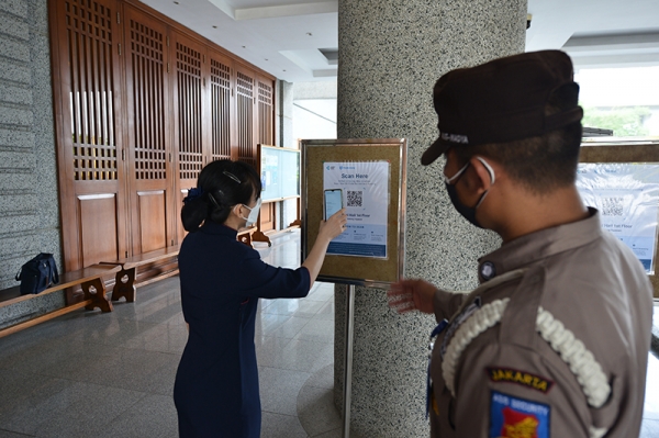 Para relawan Tzu Chi yang akan mengikuti pemberkahan secara langsung harus menerapkan protokol kesehatan salah satunya memasuki gedung dengan menggunakan Aplikasi PeduliLindungi dan harus sudah di vaksin Covid-19.
