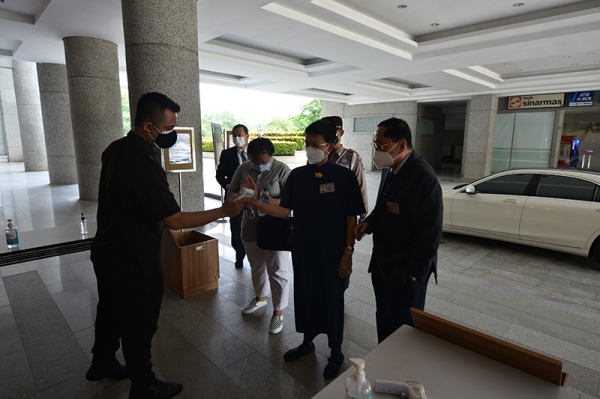 Pengukuran suhu tubuh juga dilakukan panitia pemberkahan untuk para relawan Tzu Chi yang hadir.