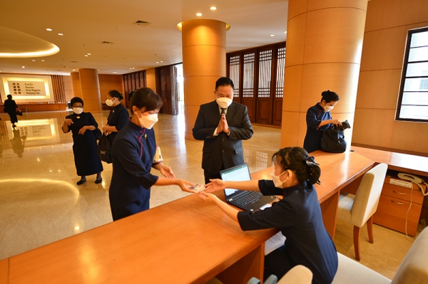 Para relawan Tzu Chi yang hadir mengisi daftar hadir kerelawanan kepada panitia Pemberkahan Akhir Tahun 2021 di lobi utama Aula Jing Si, Tzu Chi Center, Pantai Indah Kapuk.