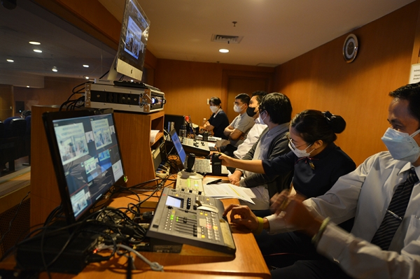 Para relawan Tzu Chi yang bertugas menyiarkan secara online Pemberkahan Akhir Tahun 2021 melalui aplikasi Zoom dan live streaming melalui YouTube. Acara Pemberkahan Akhir Tahun 2021 pada tahun ini di laksanakan secara semi online (offline dan online). Relawan Tzu Chi secara bertahap mulai berkegiatan secara offline dengan tetap menjalankan protkol kesehatan secara ketat.