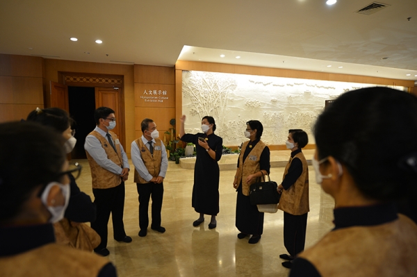 Relawan Komite Tzu Chi, Sharon Tanamas memberi arahan kepada panitia Pemberkahan Akhir Tahun 2021 yang bertugas di bagian alur keluar masuk para relawan yang hadir agar tidak terjadi penumpukan.