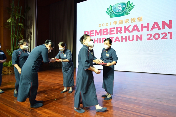 Ketua Yayasan Buddha Tzu Chi Indonesia, Liu Su Mei memberikan angpau berkah dan kebijaksanaan kepada Para relawan Tzu Chi yang mengikuti kegiatan Pemberkahan Akhir Tahun 2021 secara offline di Aula Jing Si, Pantai Indah Kapuk.