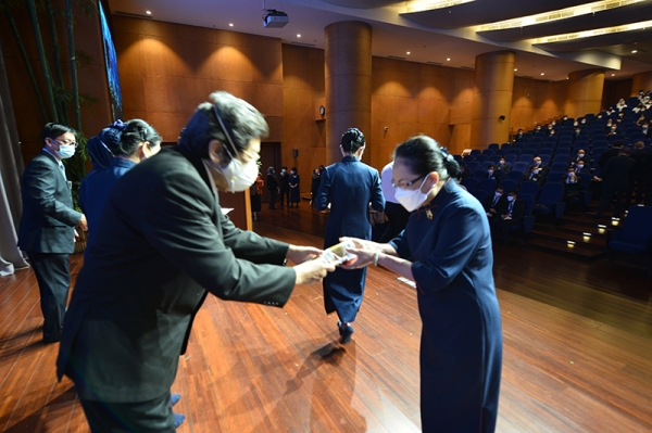 Direktur Utama Tzu Chi Hospital, dr. Gunawan Susanto berkesempatan memberikan angpau berkah dan kebijaksanaan kepada setiap relawan Tzu chi yang menghadiri acara Pemberkahan Akhir Tahun 2021. Pada kesempatan ini dr. Gunawan juga menyampaikan pelayanan Tzu Chi Hospital kepada masyarakat pada tahun 2021.