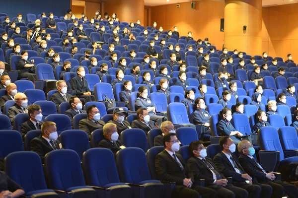 Para relawan Tzu Chi yang mengikuti Pemberkahan Akhir Tahun 2021 secara langsung menerapkan protokol kesehatan dengan ketat. Acara berlangsung di lantai 3 gedung Aula Jing Si, PIK pada 23 Januari 2022.