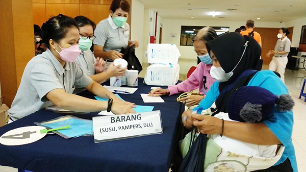Bantuan susu maupun diapers yang diberikan Tzu Chi rutin sebulan sekali diharapkan dapat meringankan beban dan mengurangi kerisauan hati para Gan En Hu, termasuk Ima Sila Sakti (kanan).