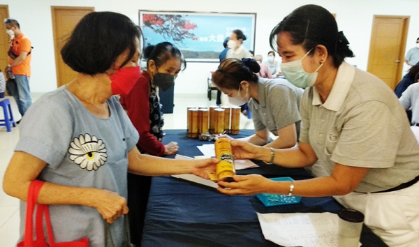 Tak sedikit Gan En Hu yang ingin ikut bersumbangsih untuk membantu sesama melalui celengan bambu, seperti yang dilakukan oleh Maria Santoso (kiri).