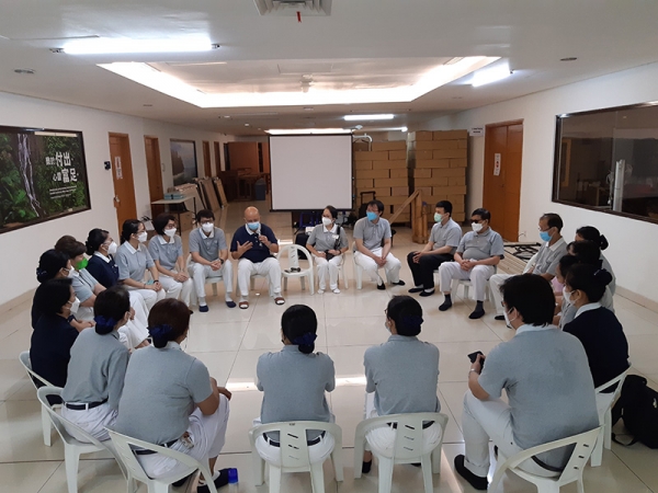 Usai acara gathering, seluruh relawan yang hadir berbagi pengalaman dan perasaan yang didapatkan mereka setelah ikut bersumbangsih pada hari tersebut.