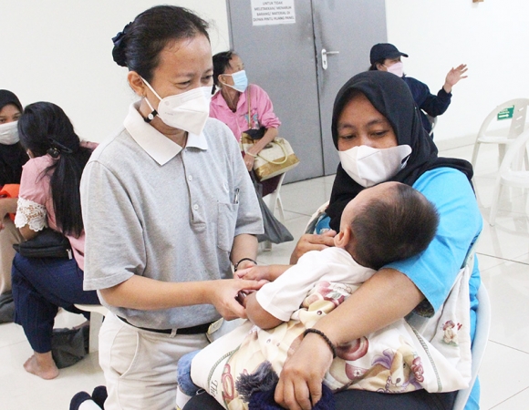 Gathering kali ini memberikan kesempatan kepada Triana Putri (kiri) berinteraksi dengan Ima Sila Sakti, ibunda Kenzi, untuk mengetahui perkembangan kondisi kesehatan balita tersebut.