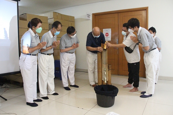 Dua celengan bambu yang dibawa oleh Herman Yuyu (kedua dari kanan) dari rumah dituangkannya sendiri dengan harapan dapat membantu sesama yang lebih membutuhkan.