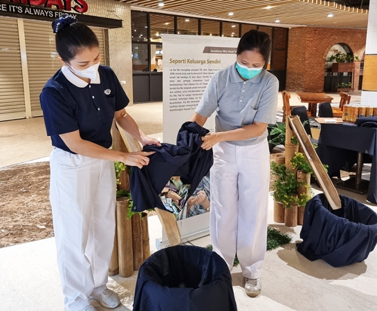 Donasi yang telah dikumpulkan dari setiap tenan di Mal Pluit Village kemudian dituangkan ke dalam sebuah wadah.