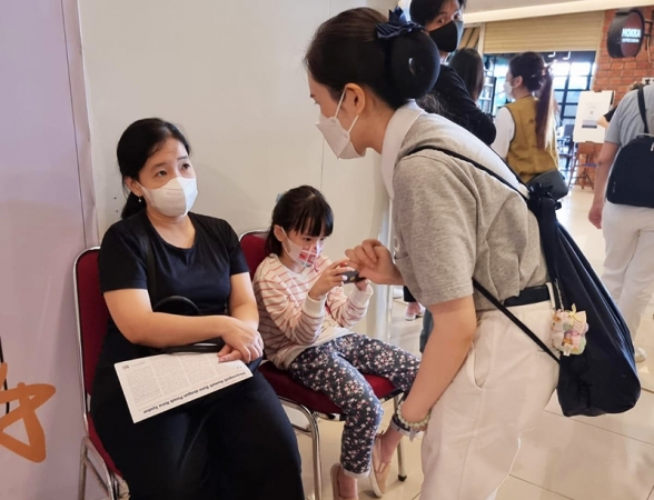 Saat menunggu antriannya tiba, calon donor disapa hangat oleh relawan sambil memberikan Buletin Tzu Chi untuk memperkenalkan Tzu Chi dan kegiatan-kegiatan kemanusiaan yang dilakukannya.