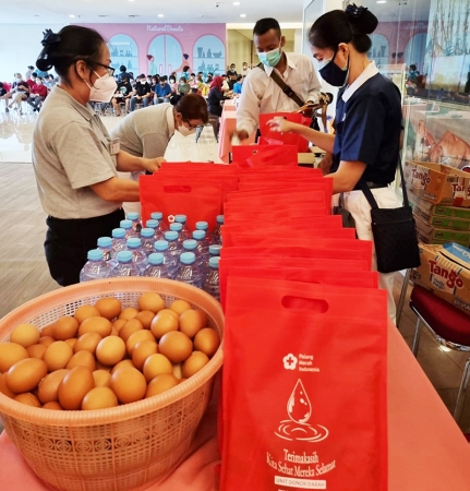 Air minum, telur dan sejumlah makanan telah disiapkan oleh relawan untuk diberikan kepada para donor usai mendonasikan darahnya. Ada pula cinderamata dari PMI DKI Jakarta.