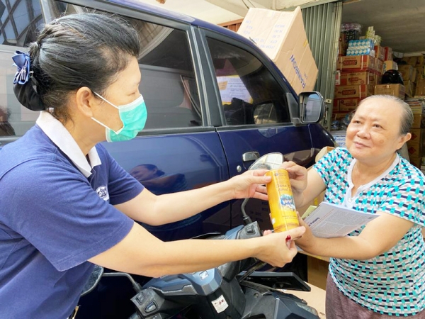 Yue Mei Mei, salah seorang warga yang tertarik dengan kegiatan Tzu Chi menerima celengan bambu dari relawan. Relawan Tzu Chi mengunjungi rumah-rumah warga untuk mensosialisasikan tentang Tzu Chi dan pelestarian lingkungan kepada warga sekitar.