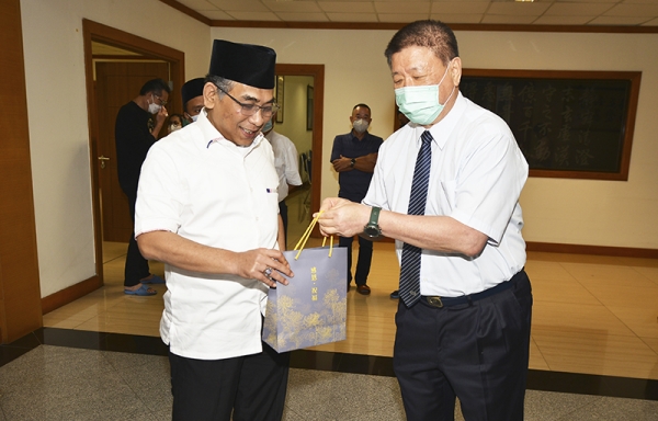 Setelah kunjungan dan silaturahmi, Wakil Ketua Tzu Chi Indonesia, Sugianto Kusuma memberikan bingkisan cinta kasih untuk Ketua Umum PBNU, KH. Yahya Cholil Staquf.