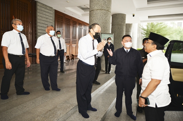 Relawan Tzu Chi Indonesia menyambut kedatangan Ketua Umum Pengurus Besar Nahdlatul Ulama (PBNU) KH. Yahya Cholil Staquf di Tzu Chi Center, PIK, Jakarta Utara.