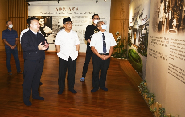 Sekertaris Umum Tzu Chi Indonesia, Hong Tjhin mendampingi sekaligus memaparkan sejarah Tzu Chi kepada KH. Yahya Cholil Staquf saat tur di Aula Jing SI, Tzu Chi Center.