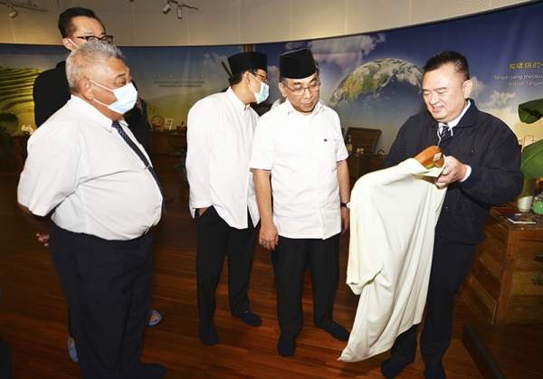 KH. Yahya Cholil Staquf juga diperkenalkan dengan produk Jing Si berupa kaos yang terbuat dari plastik yang didaur ulang.